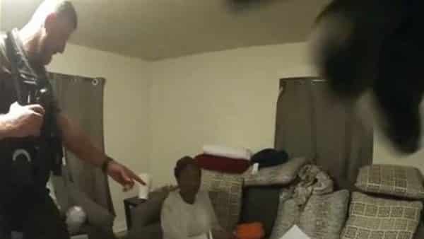 Photo of فيديو أثار غضباً.. شرطي يقتل أميركية إفريقية برصاصة في وجهها